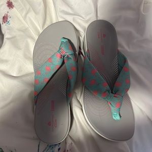 Cloudsteppers by Clark’s flamingo flip flops Size 7